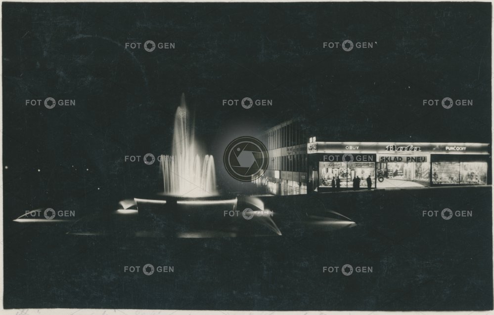 Večerní pohled z náměstí Práce přes světelnou fontánu na Tržnici, 1936