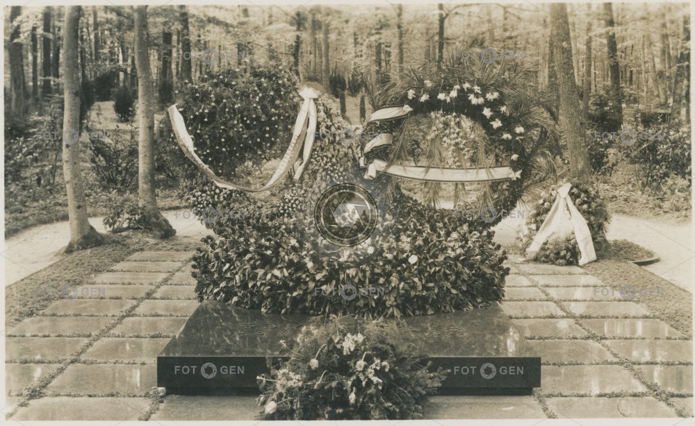 Hrob Tomáše Bati na lesním hřbitově ve Zlíně 1935