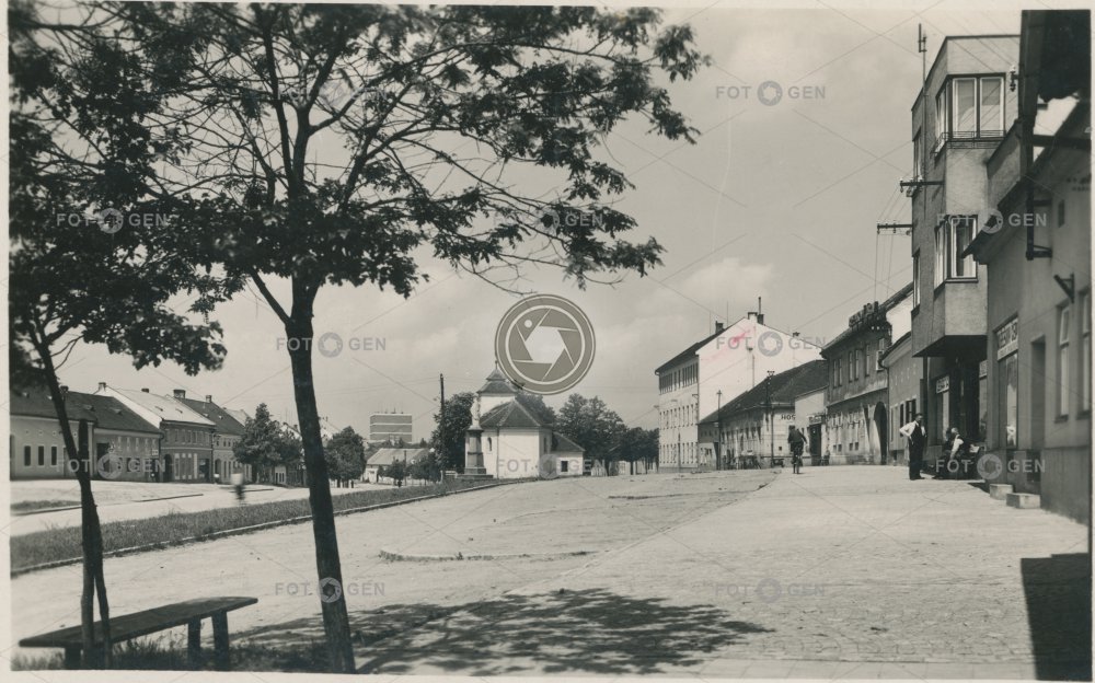 Otrokovice/Baťov, náměstí 3. května s kostelem sv. Michala, 1943