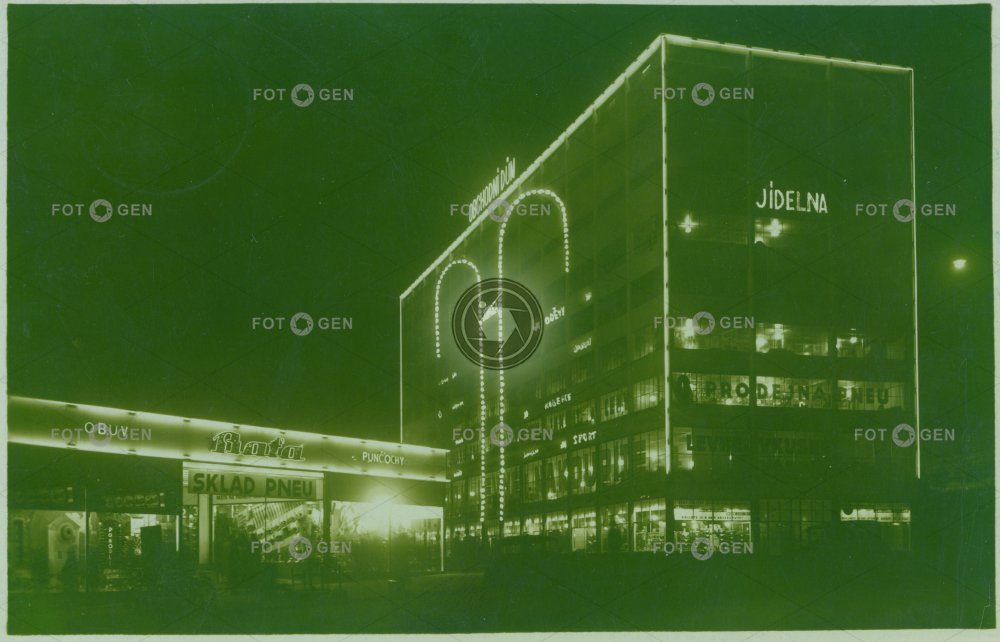 Noční pohled na Tržnici a Obchodní dům  ve Zlíně