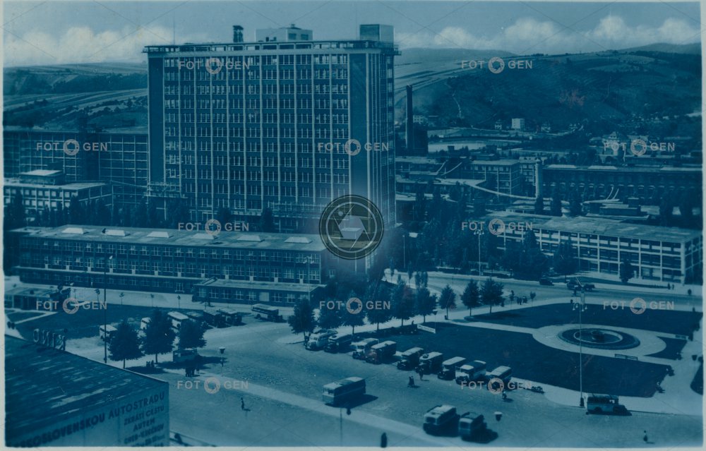 Náměstí práce, správní budova Baťových závodů cca 1940