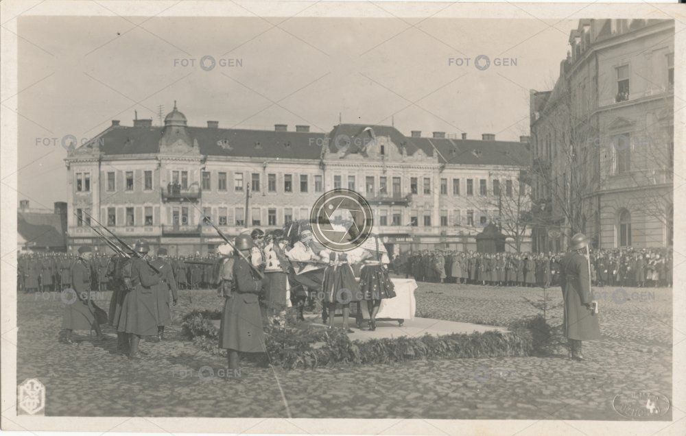 Předání praporu městem Užhorodem pěšímu pluku 36. dne 6.3.1926