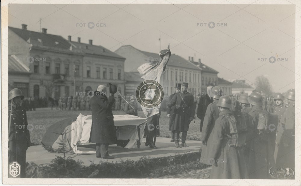 Slavnostní předání praporu městem Užhorodem pěšímu pluku 36., dne 6.3.1926