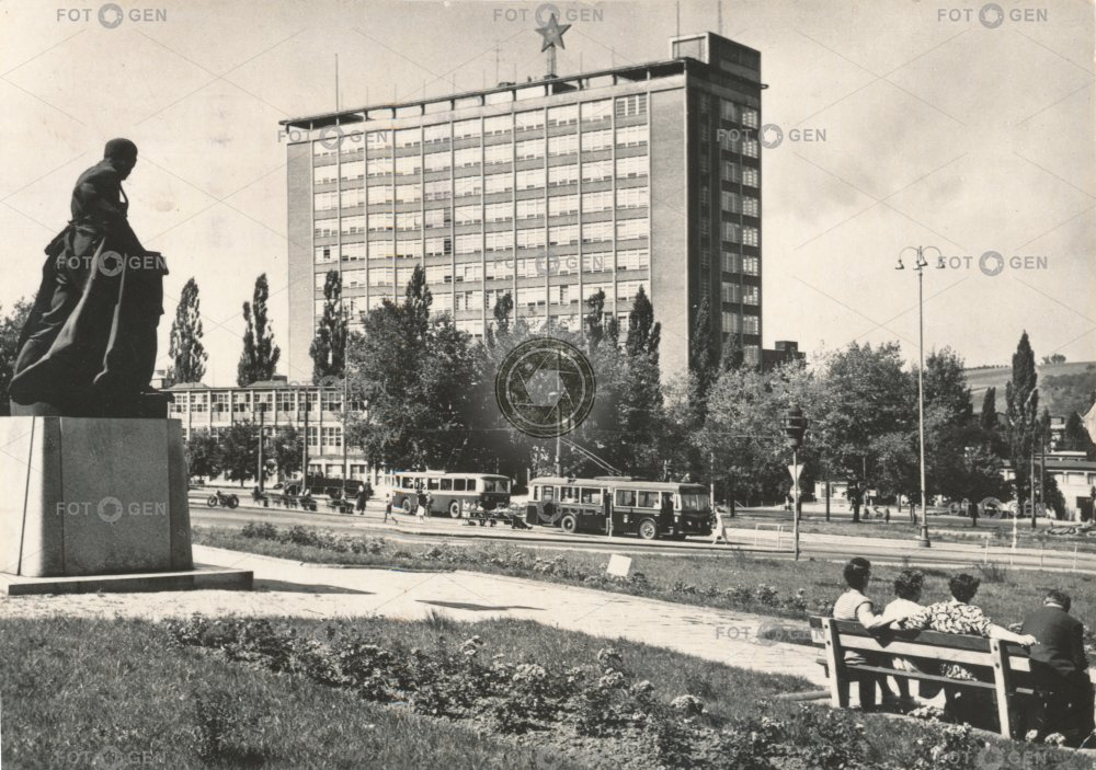 Zlín (Gottwaldov) náměstí práce a administrativní budova n.p. Svit
Poštou 1960