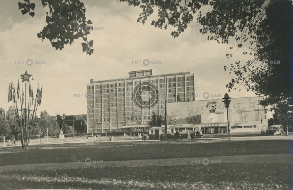 Zlín (Gottwaldov) - hotel Moskva a Velké kino na náměstí Práce