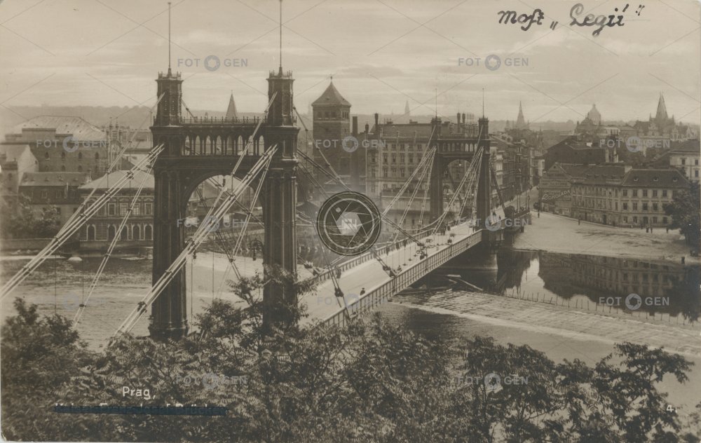 Celkový pohled od Letné na most císaře Františka Josefa I.