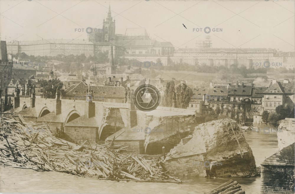 Sesutý Karlův most po velké povodni 4. září 1890