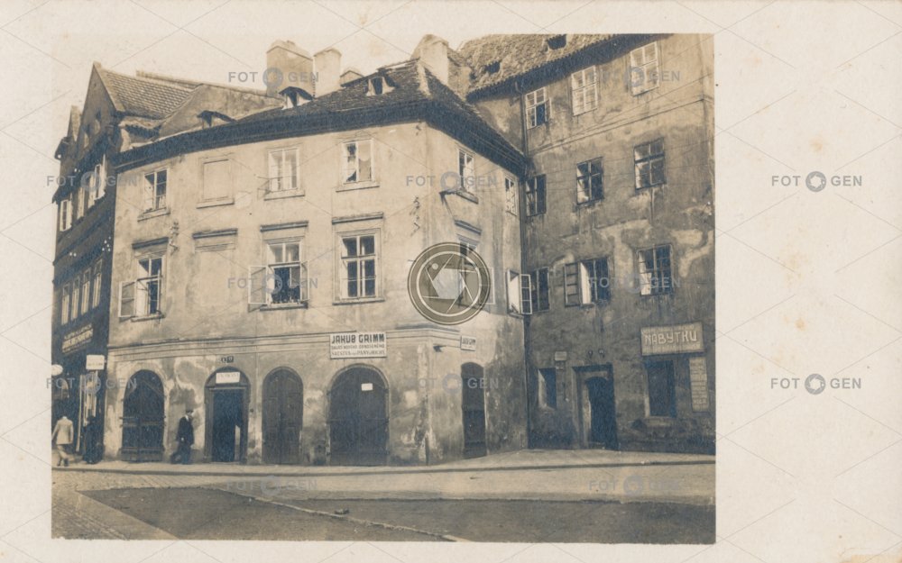 Skupina domů na snímku patří na Starém Městě k nejstarším.