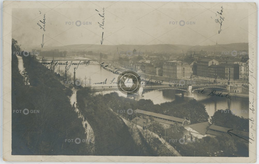 Pohled z Letné na Staré město kolem roku 1912.