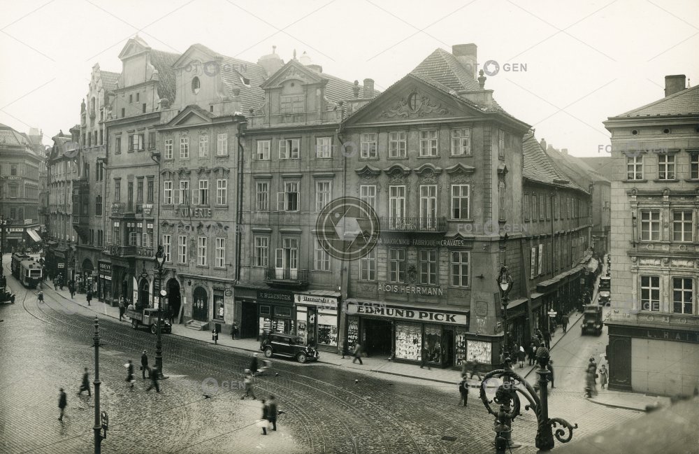Praha, Staroměstské náměstí, jižní strana při ústí do Celetné ulice z radnice 