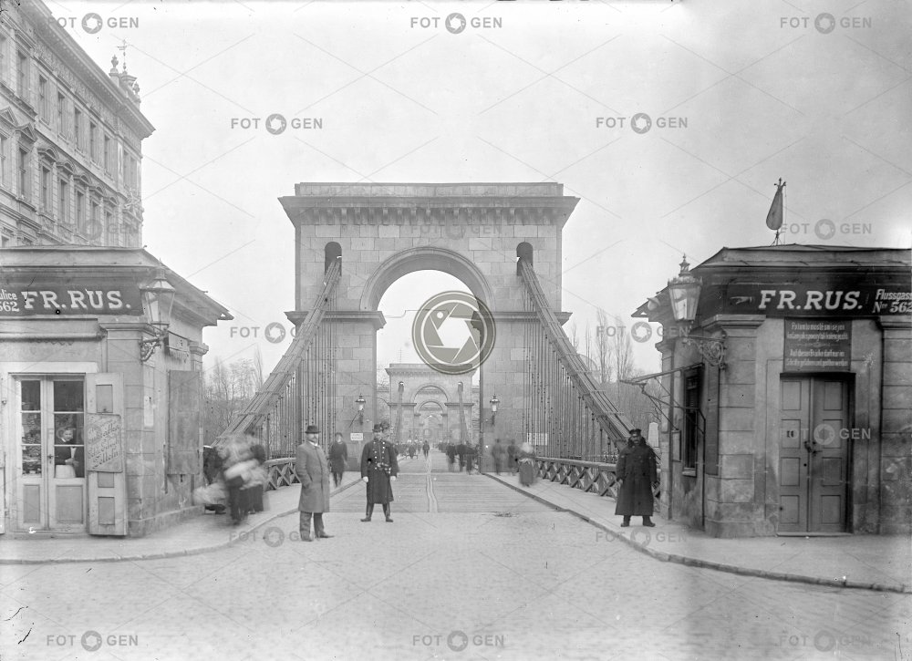 Praha, Malá Strana, vyústění mostu Františka I.,  z negativu 18 x 24 cm