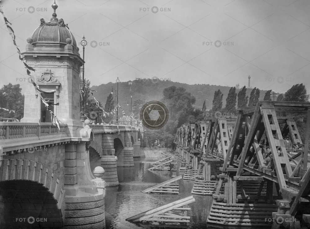 Praha, Staré Město, nový most císaře Františka I. a provizorní most, z negativu