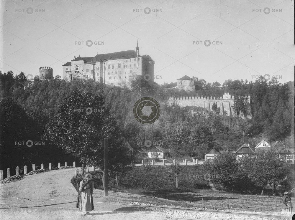 Hrad Český Šternberk od železničního přejezdu, usilnice pod hradem, vpopředí žena nesoucí hráběnegativ 13 x 18