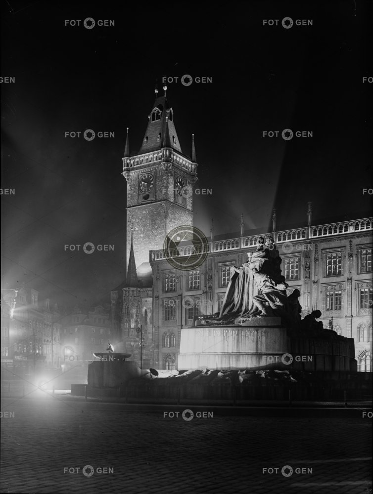 Praha, Staroměstské  náměstí, v noci pomník  Jana Husa, Staroměstská radnice 