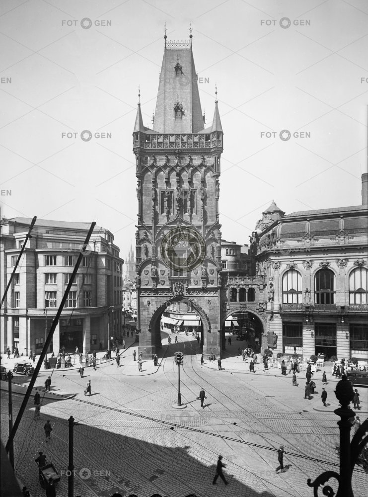 Praha, Prašná brána a části okolních  budov Obecního domu a České eskomptní banky z výšky protější bankovní budovy  kolem 1935