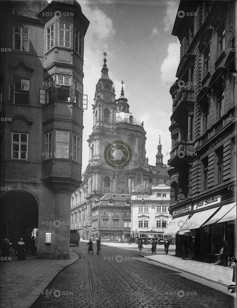 Praha, průhled Mosteckou ulicí na Malostranské náměstí, kolem 1932