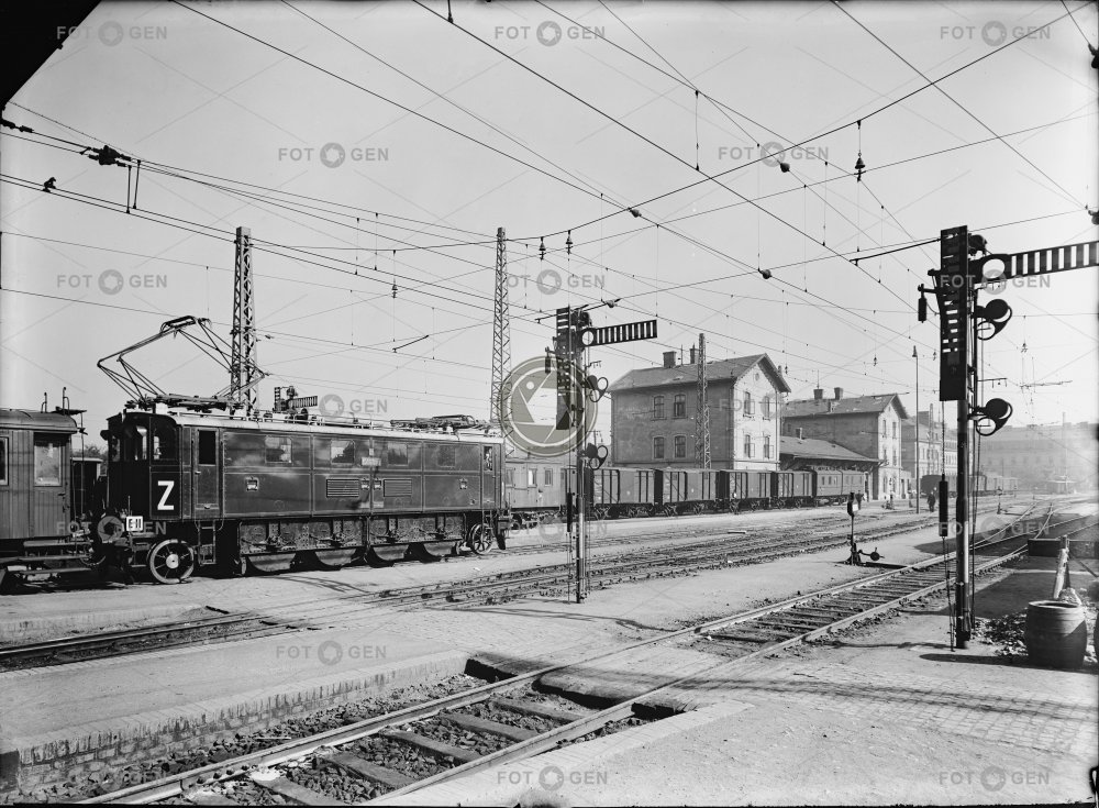 Praha, Wilsonovo (Hlavní) nádraží, elektrifikace z roku 1928, v pozadí budova privíátní Turnovsko-kralupsko-pražské dráhy