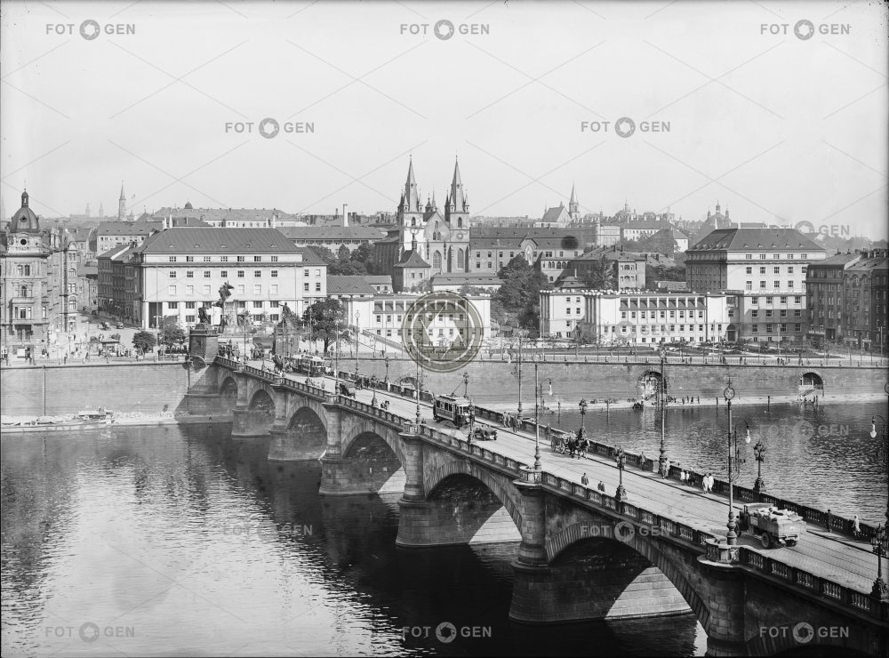 Praha, Most Fr. Palackého a prostransrví Pod Slovany, nová úprava (před vztyčením pomníku), kolem 1930 