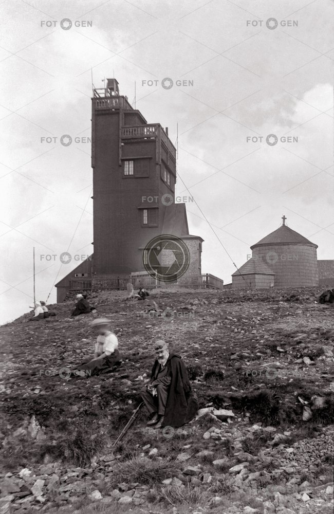 Krkonoše, turisté  na Sněžce,, kaple a meteorologická stanice, ze stereonegativu(meteorologické stanice. vysoká 18 metrů byla postavena 1900)