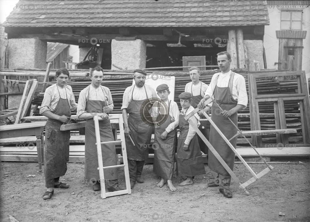 Sázava, :pracovní skupina firmy Hájek, v pozadí truhlárna, negativ 13 x 18