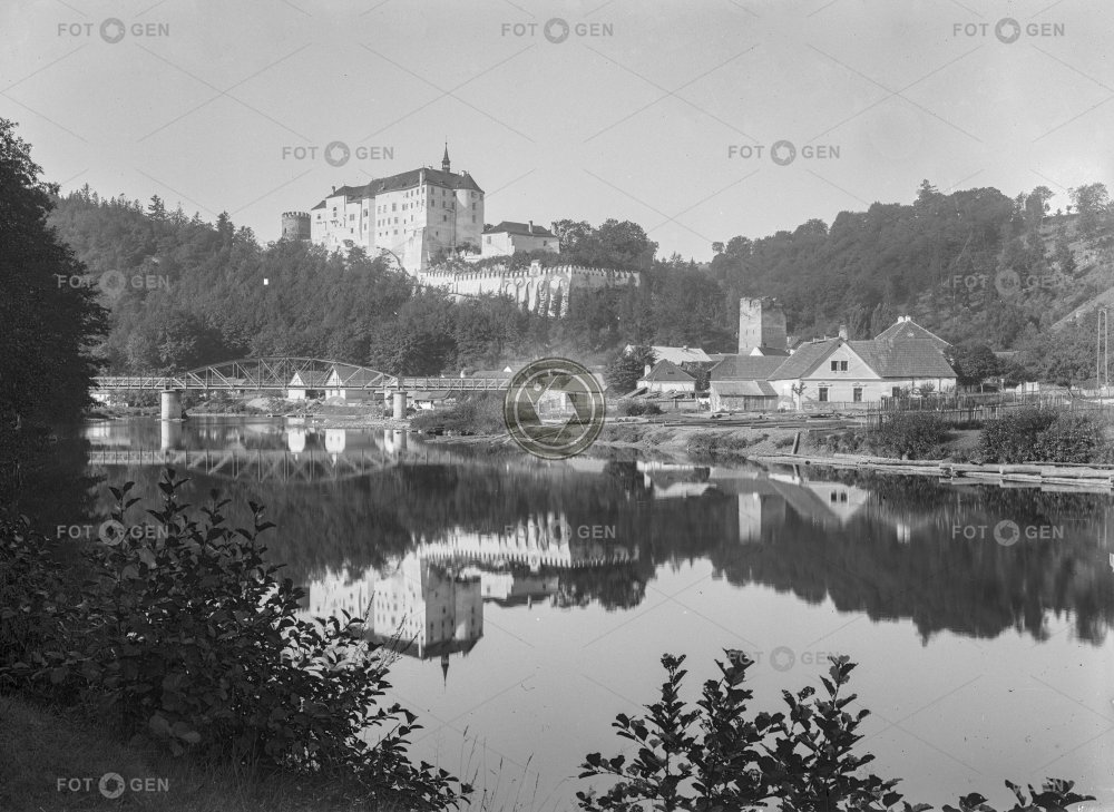 Český Šternberk, celkový pohled na hrad s řekou a mostem,negativ 13 x 18