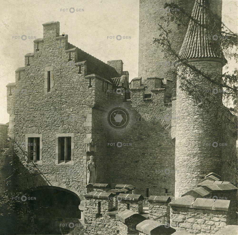 Hrad Kokořín,  vnitřní prostor hradu s malou věží, polovina stereofotografie