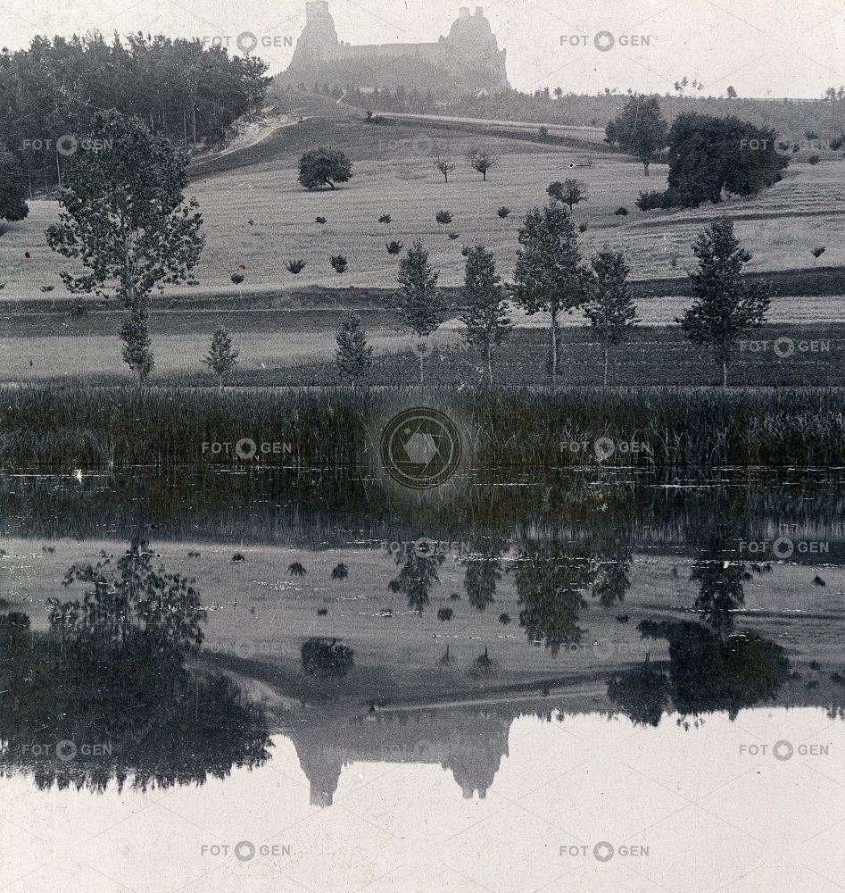 Hrad  Trosky v zrcadlení vody, polovina stereofotografie