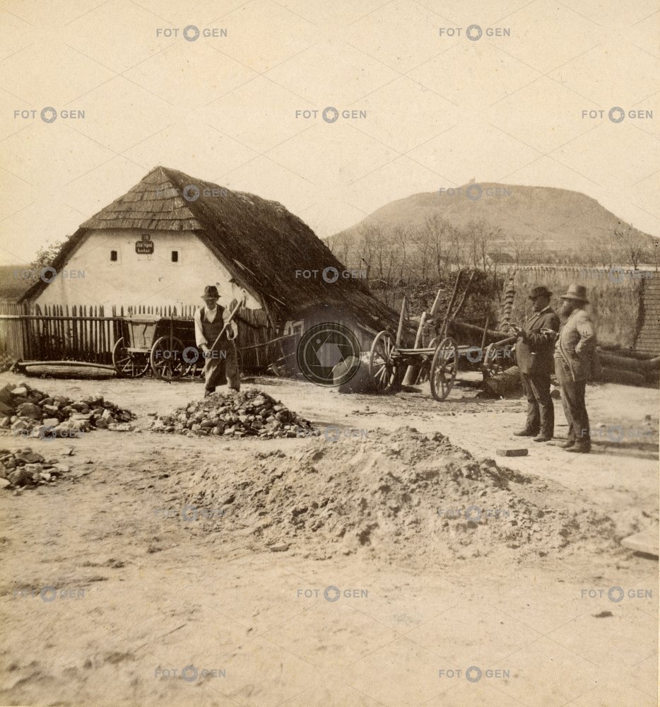 Krabčice a Hora Říp,   polovina stereofotografie (datováno 5. 3. 1893, na domě cedule s nápisem Jan Sípal  kolář )