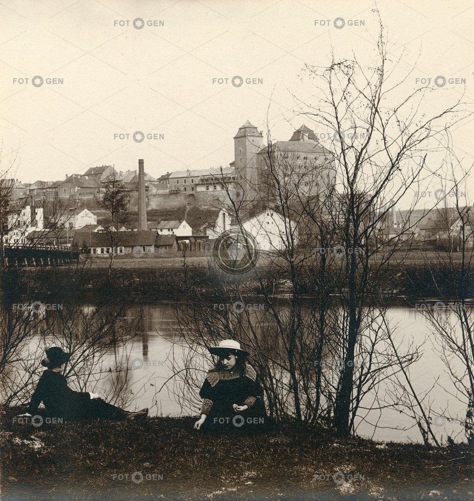 Mladá Boleslav s hradem, celkový pohled, polovina steteofotografie