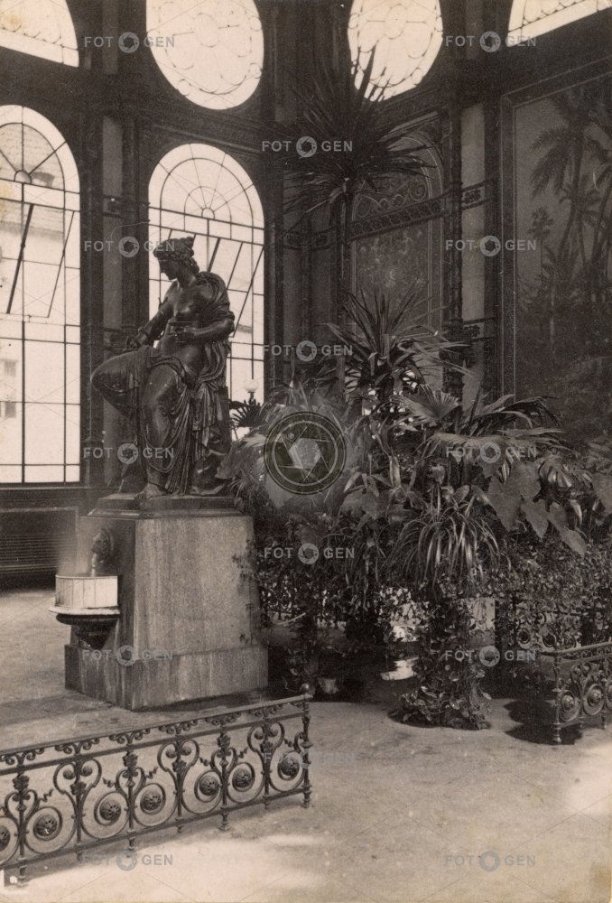 Karlovy Vary, litinová Vřídelní kolonáda, socha Hygie (Hygieie,  bohyni zdraví, čistoty,    autor byl Vincenz Pilz 1878)