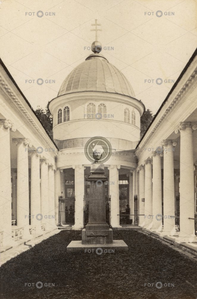 Mariánské Lázně, Kolonáda Křížového pramene, dvorana s pomníkem J. J. Nehra