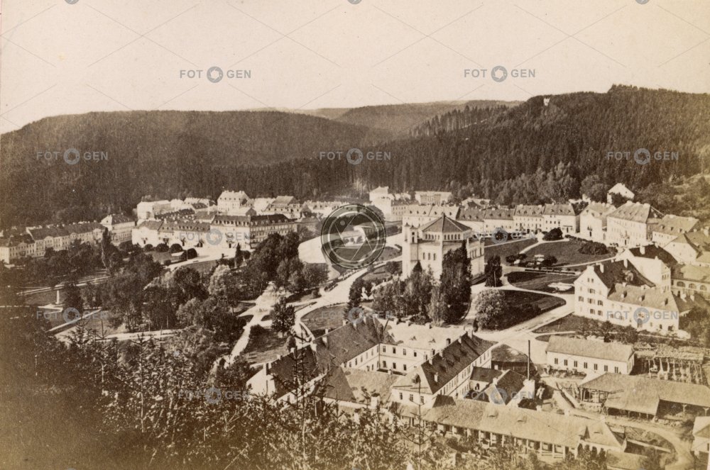 Mariánské Lázně, Pohled z Křížového vrchu na katolický kostel a dnešní Goethovo náměstí