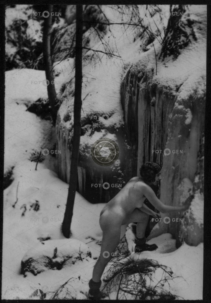 Akt ženy na sněhu, polovina stereofotografie