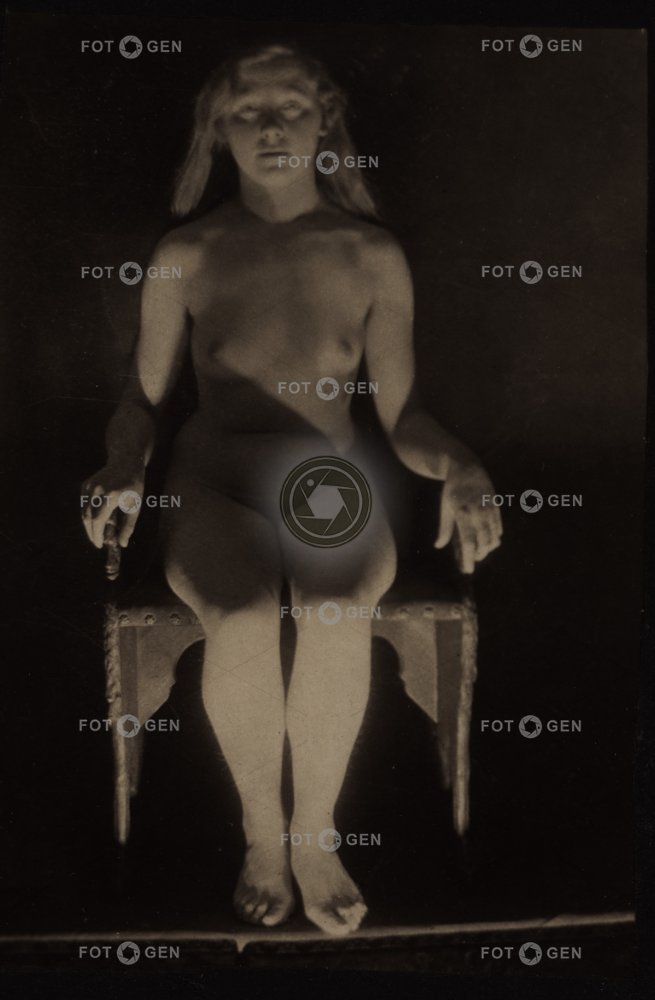 Akt sedící ženy jako bohyně polovina stereofotografie
