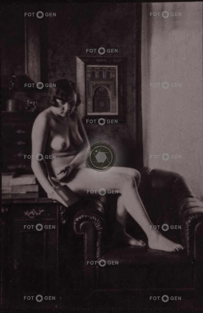 Akt sedící ženy, polovina stereofotografie