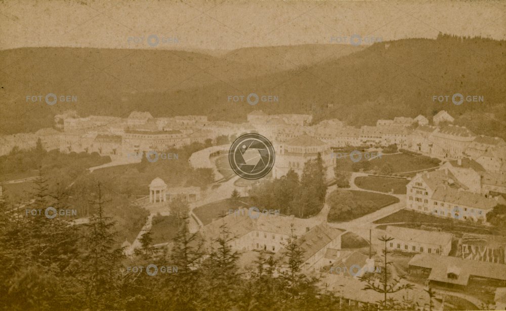 Mariánské Lázně, Goethovo náměstí z Kříživého vrchu (pohled z let 1871-72 při budování kolonády Karolinina pramene), vizitka