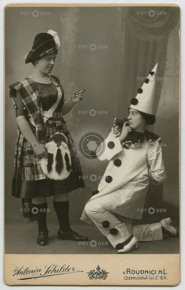 Klečící pierot a žena ve skotské sukni ze šibřinek 1.2.1914, kabinetka