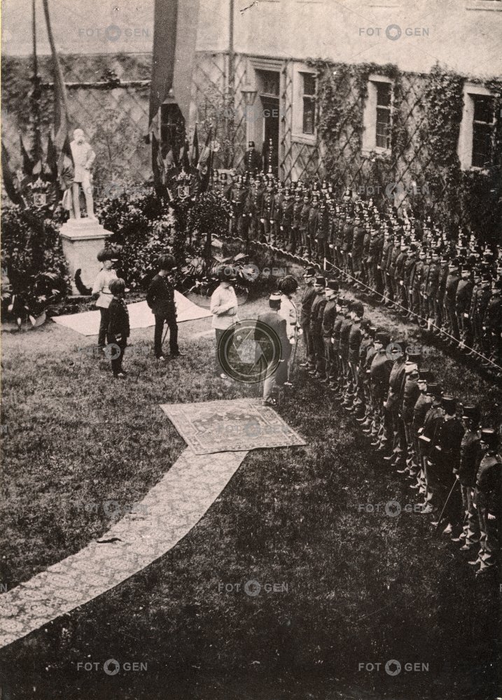 Arcivévoda Albrecht, polní maršál, při návštěvě kadetní školy pěchoty v Praze, asi 1893, kabinetka