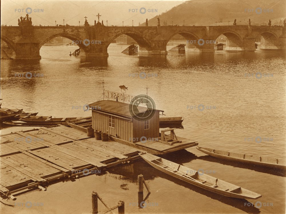 Karlův most a staroměstská půjčovna loděk, kolem 1912