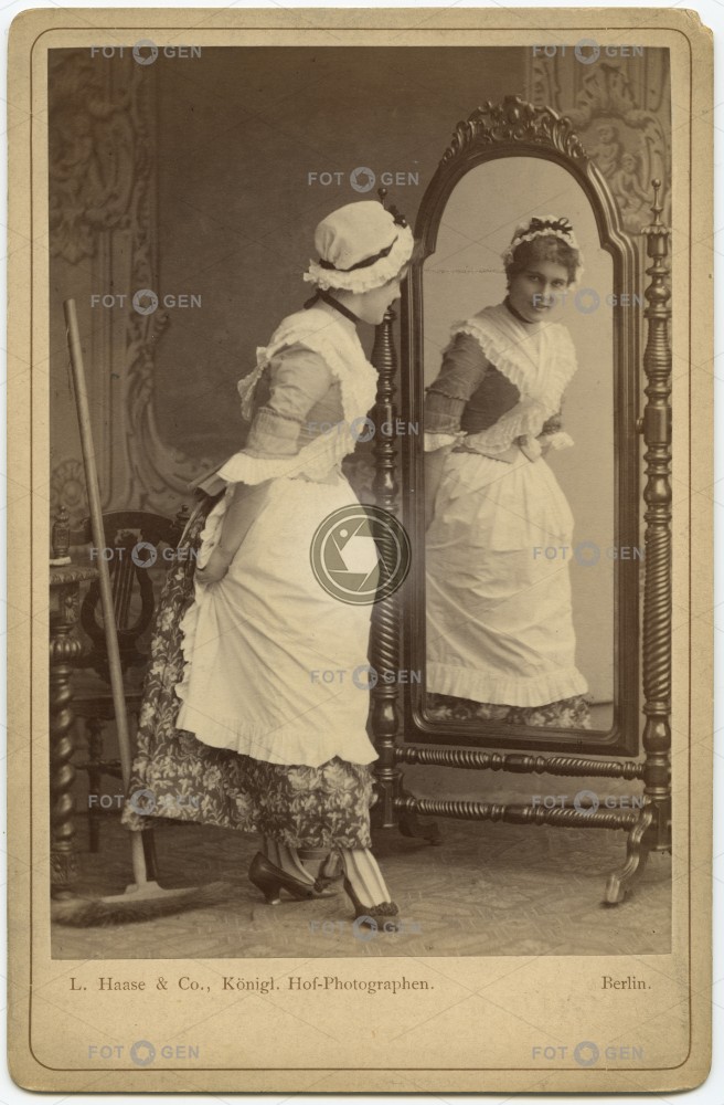 Služka před zrcadlem, 1884, kabinetka