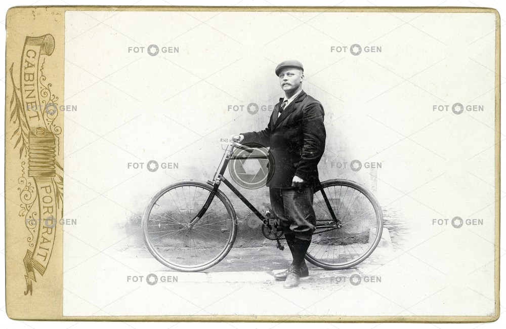 Cyklista s kolem na ulici, kolem 1895, kabinetka
