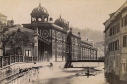 Karlovy Vary, litinová Vřídelní kolonáda (otevřena 1. 5. 1879)