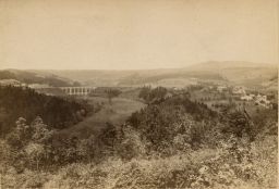 Krajina od Sychrova. Dobový popis: Sichrov.Panoráma hornolesné krajiny od zátiší korunního prince Rudolfa. asi 1887, kabinetka
