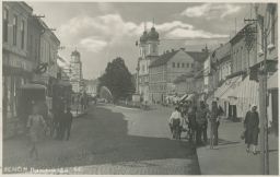 Trenčín Masarykovo námestie obchody koňské taxi vojáci 1934