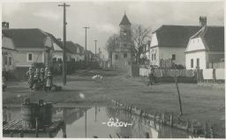 Čáčov náves lidé husy vědra domy kostel