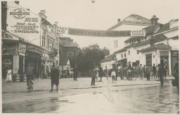 Užhorod divadlo ulice lidé obchody Bromografia Šolc 1930