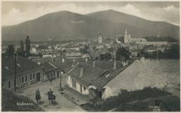 Rožňava celkový pohled vojáci na koních 1934