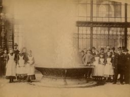 Karlovy Vary. Společnost u Vřídla, kolem 1888, kabinetka