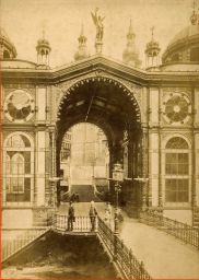 Průhled Vřídelní kolonádou směrem k farnímu kostelu, kolem 1878, kabinetka
