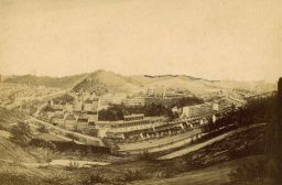 Karlovy Vary, celkový pohled, reprodukce malby (?) datovaná 1883, malba z doby kolem 1860 (?)